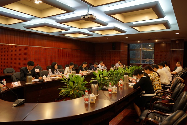 來自全市11位青年企業(yè)家代表參加座談